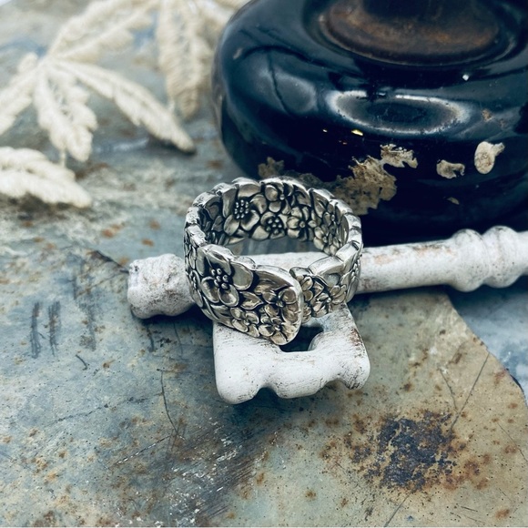 Vintage. Hard to find “Love Precious Flower” spoon ring from the 70’s - Picture 2 of 3